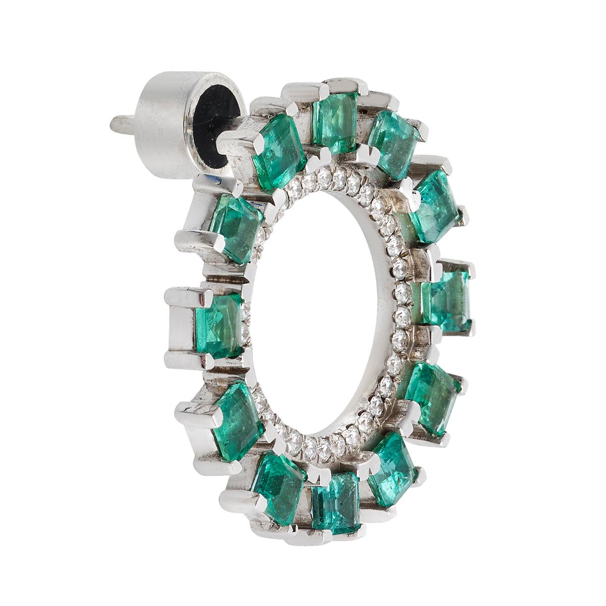 Sculpted into a cutout circle that resembles a shining sun, these polished 18k white gold Glimmer Sun stud earrings sparkle with a central champagne-diamond-encrusted ring framed by square emerald 