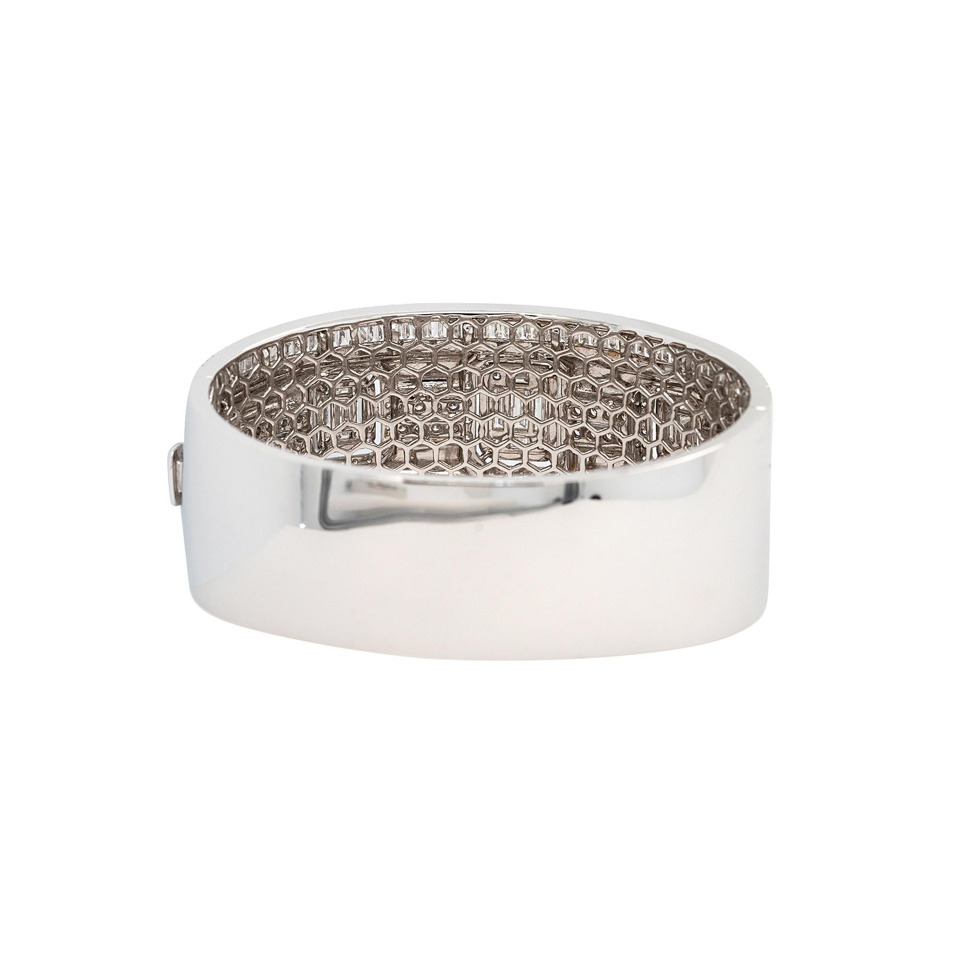Bracelet en or blanc 18 carats et émail avec diamants ronds brillants et baguettes de 5,41 carats Neuf - En vente à Boca Raton, FL