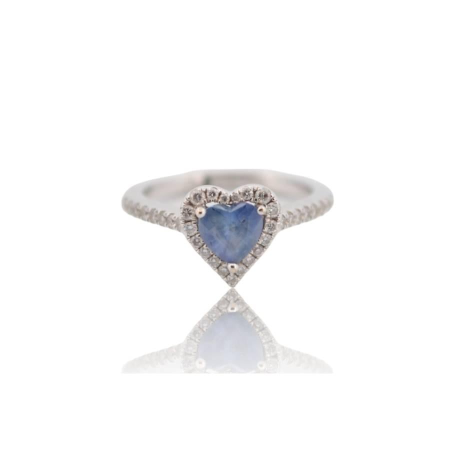 Eine Liebesgeschichte mit Edelsteinen - Verlobungsring aus 18 Karat Weißgold mit Saphiren und natürlichen Diamanten

Romantisch, strahlend und ewig elegant - dieser Verlobungsring aus 18 Karat Weißgold ist ein atemberaubendes Fest der Liebe und