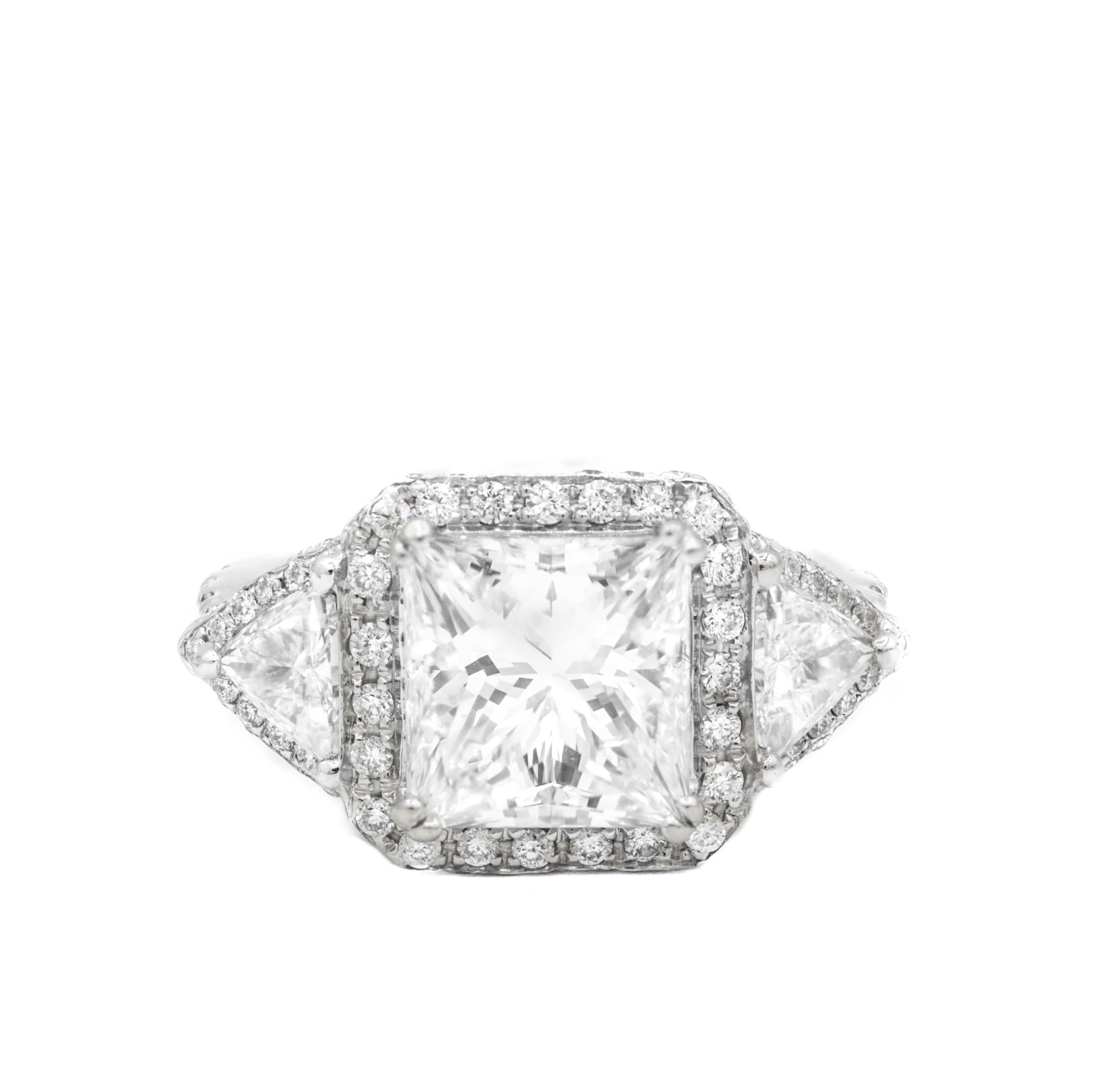 18k White Gold Engagemend Ring with Diamonds In New Condition For Sale In New York, NY