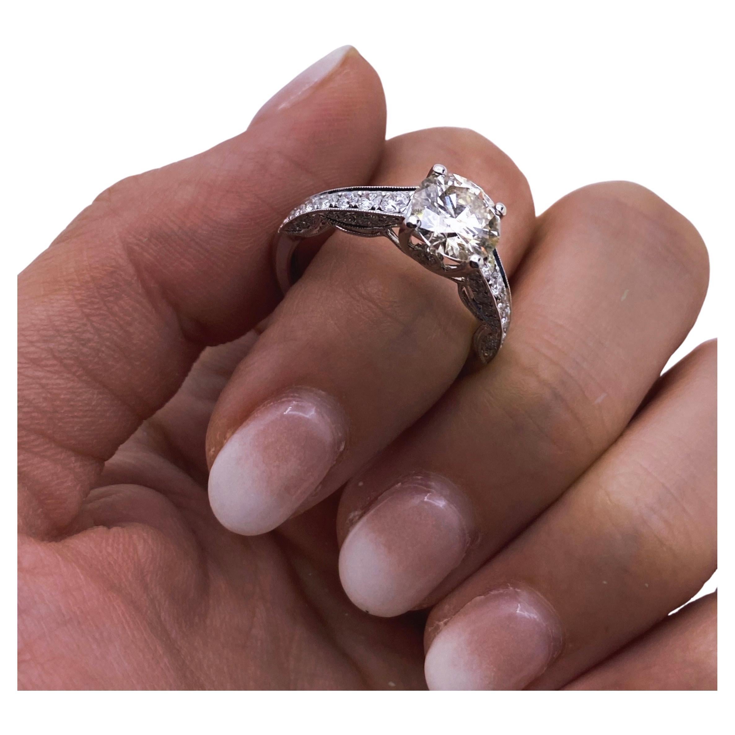 En vente :  Bague de fiançailles en or blanc 18 carats avec diamants de 2,25 carats