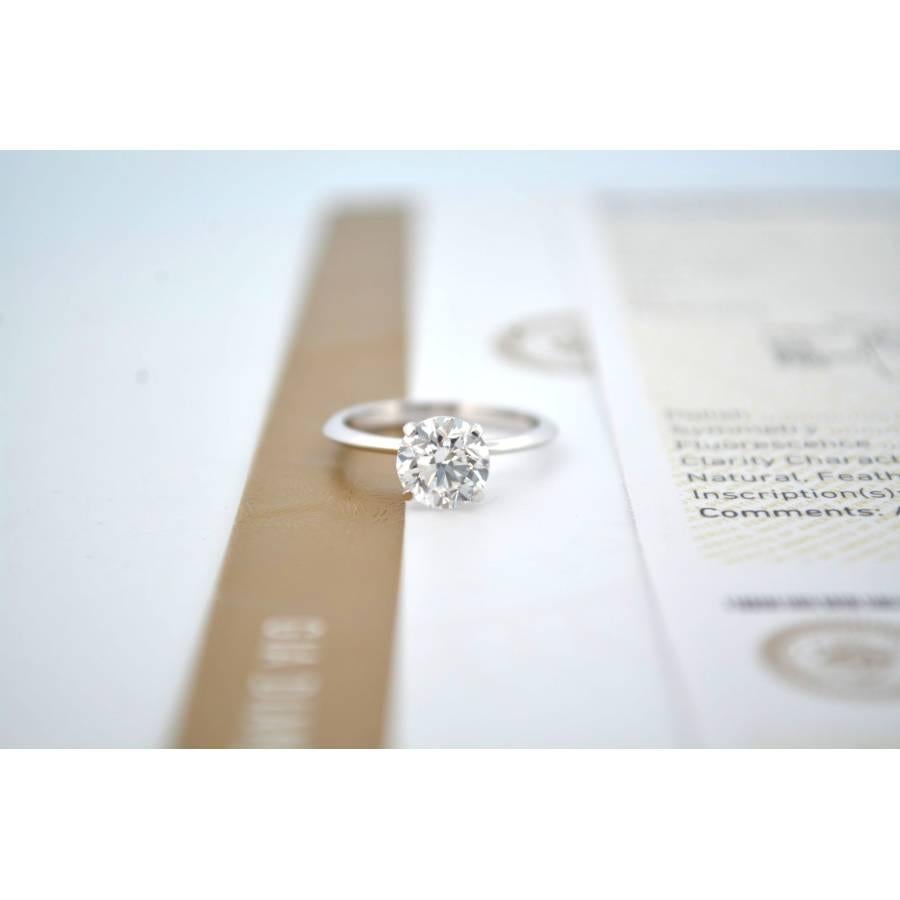 L'amour pur, parfaitement encadré

Fabriquée avec une précision exquise, cette bague de fiançailles en or blanc 18 carats est un symbole époustouflant d'engagement et d'amour éternel. En son centre se trouve un magnifique diamant naturel taille