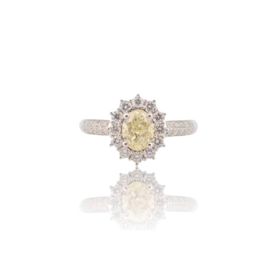 Goldenes Glühen der Liebe - Verlobungsring aus 18 Karat Weißgold mit natürlichen Diamanten

Feiern Sie eine Liebe, die so selten und strahlend wie das Sonnenlicht ist, mit diesem prächtigen Verlobungsring aus 18 Karat Weißgold, einem wahren