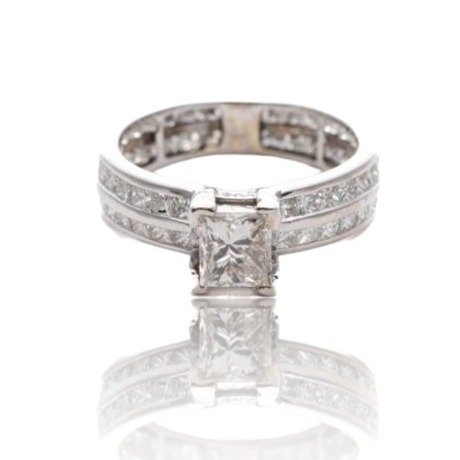 Anello di fidanzamento in oro bianco 18K con diamanti naturali In condizioni ottime in vendita a București, București