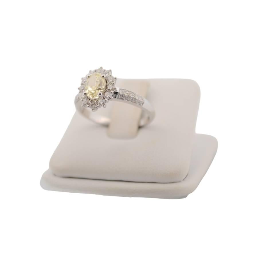 Verlobungsring aus 18 Karat Weißgold mit natürlichen Diamanten im Angebot 1