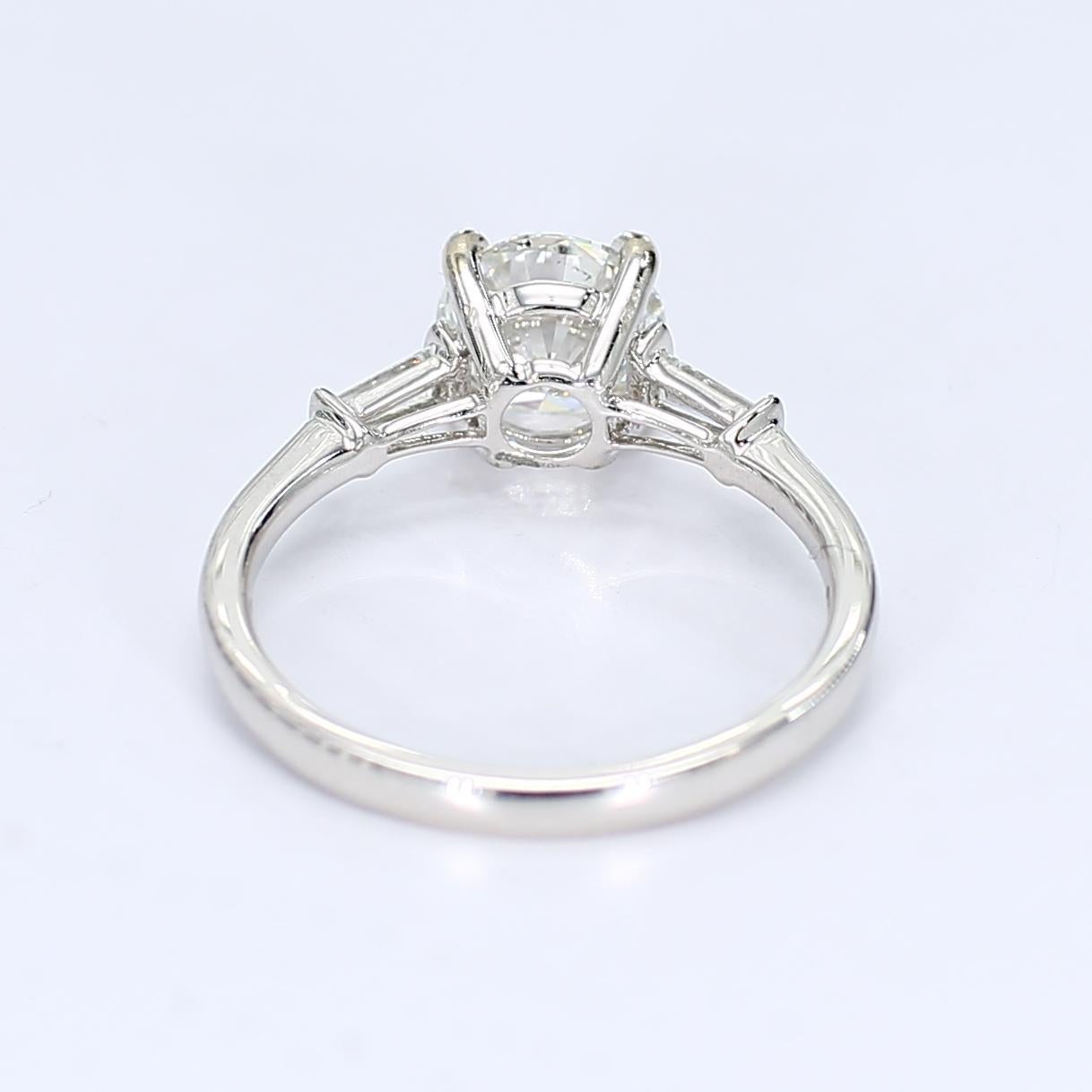 Bague de fiançailles en or blanc 18k avec centre et accents en diamant rond - Taille 6.5 Bon état - En vente à Scottsdale, AZ