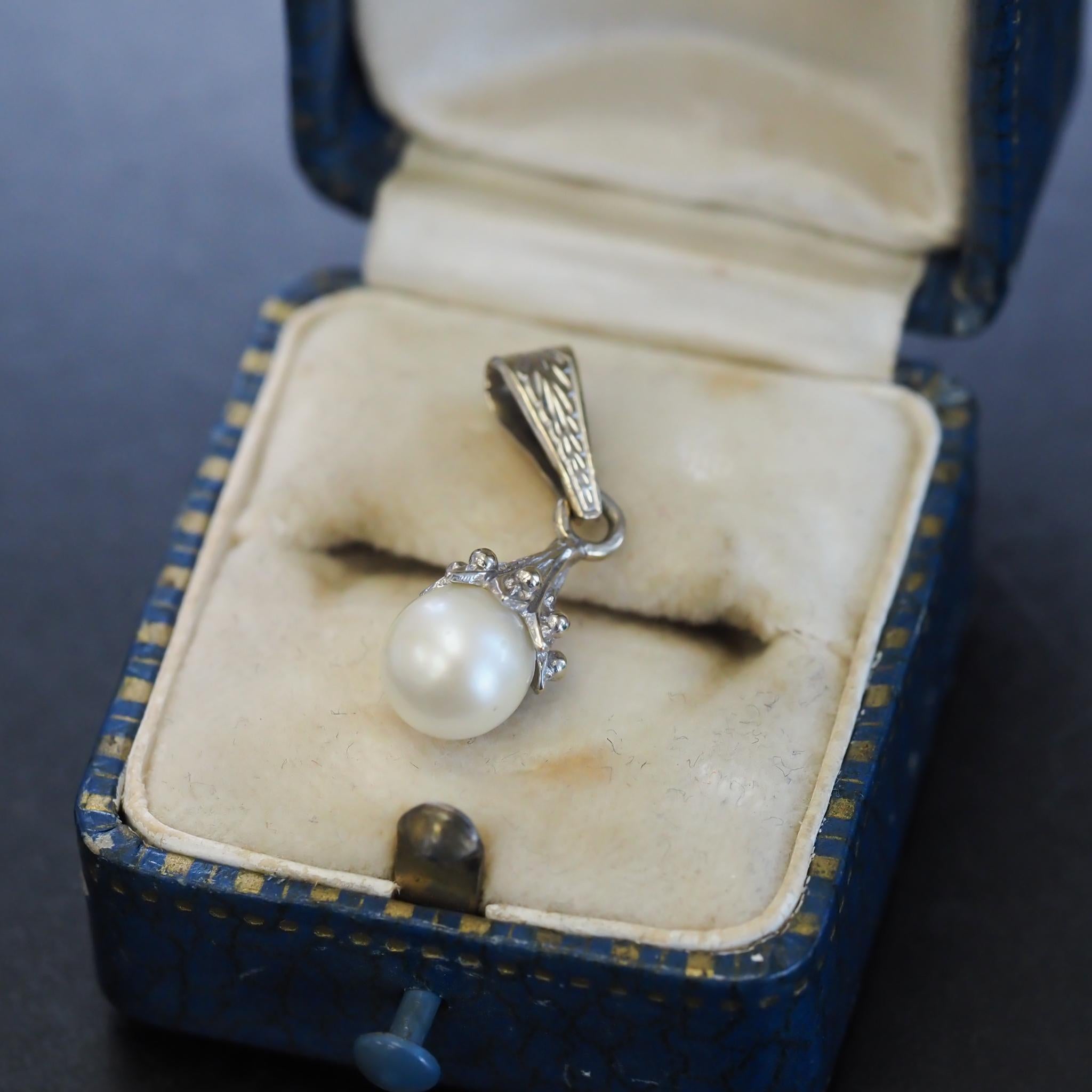 Art Deco 18k White Gold Engraved Pearl Drop Vintage Pendant For Sale