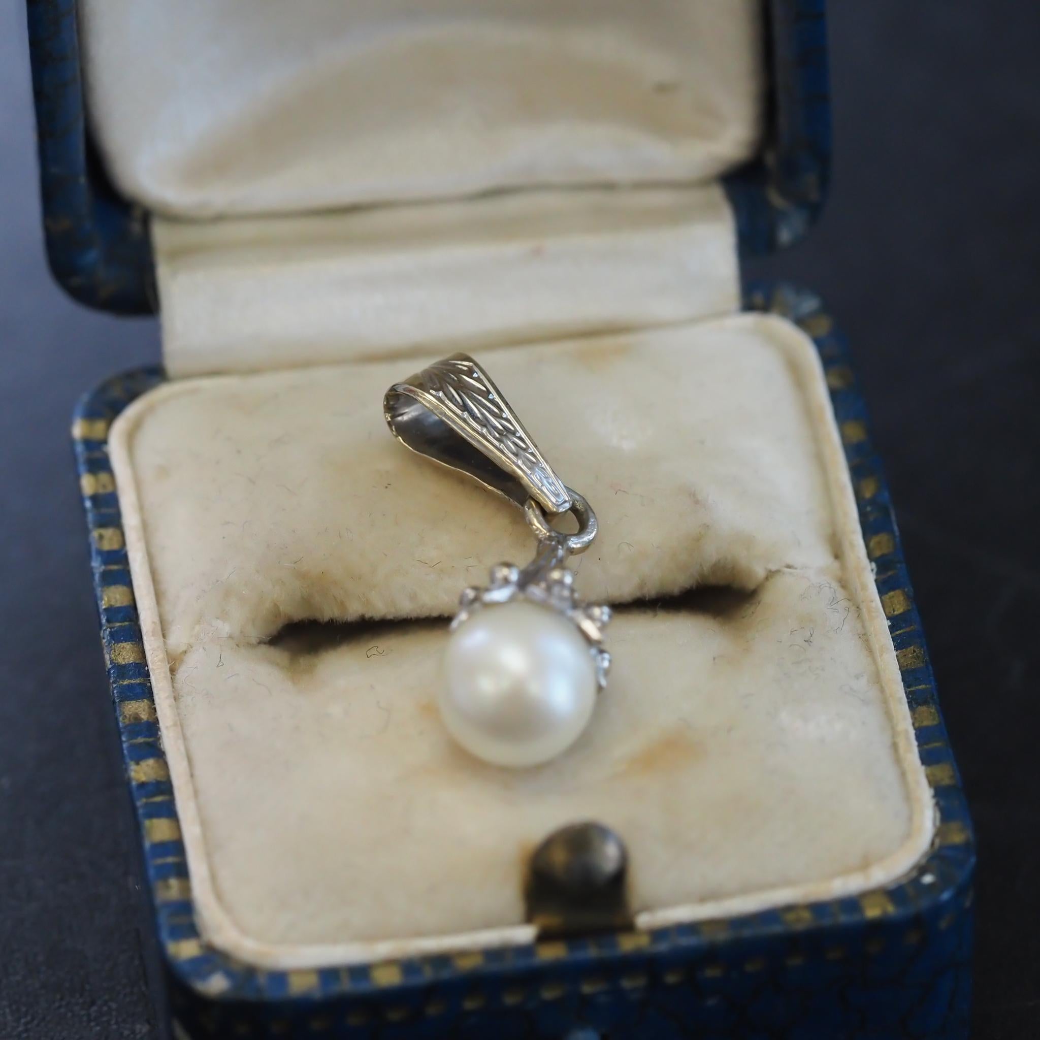 18k White Gold Engraved Pearl Drop Vintage Pendant In Good Condition For Sale In Atlanta, GA