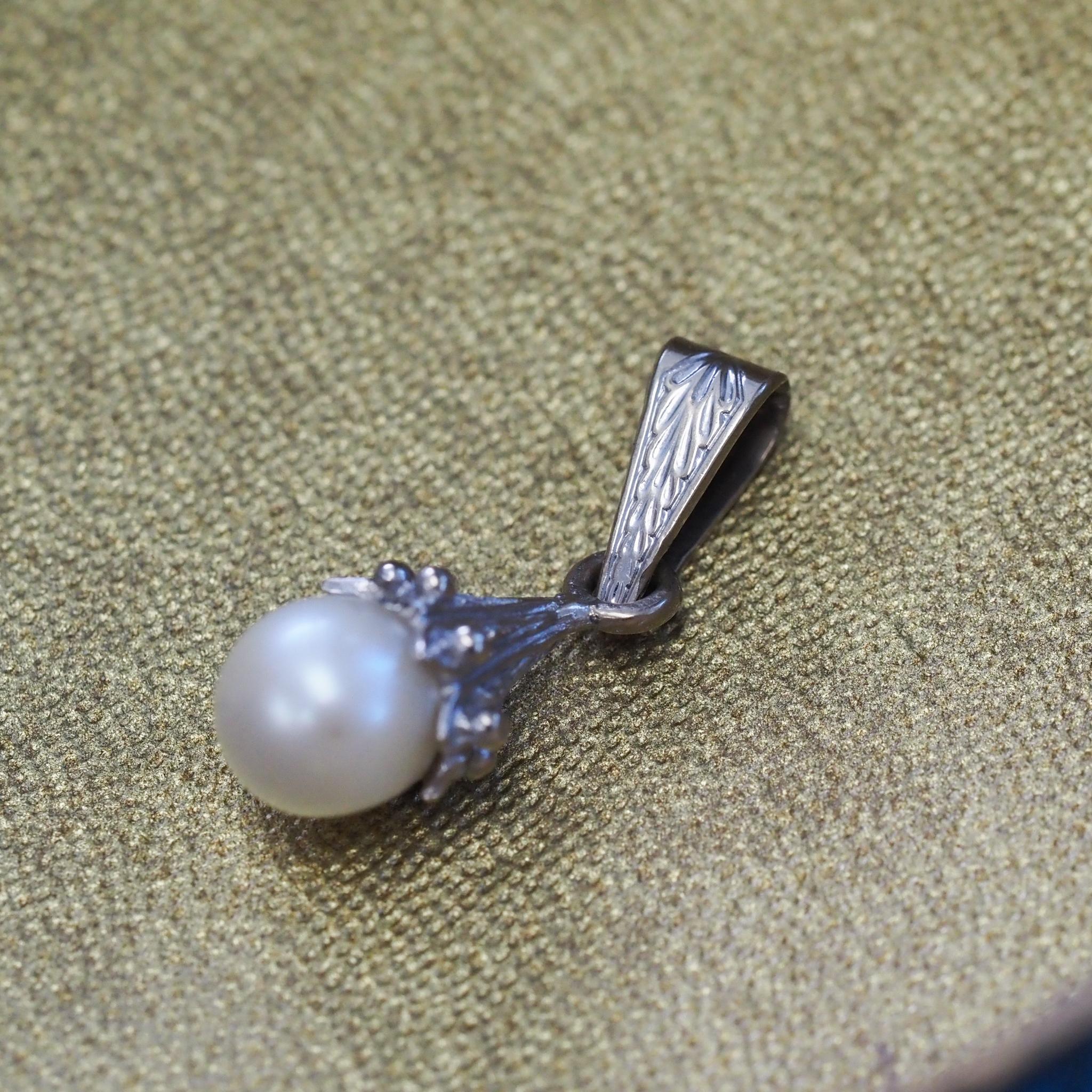 18k White Gold Engraved Pearl Drop Vintage Pendant For Sale 1