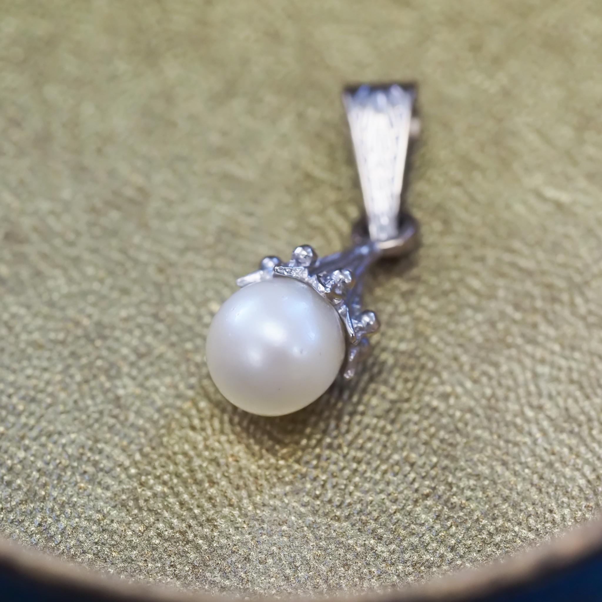 18k White Gold Engraved Pearl Drop Vintage Pendant For Sale 2