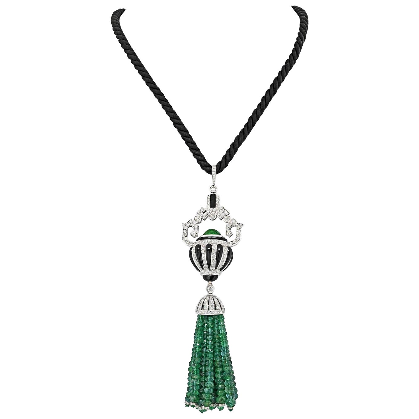 Collar de oro blanco de 18 quilates con diamantes, ónix y esmeraldas