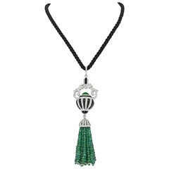 Collar de oro blanco de 18 quilates con diamantes, ónix y esmeraldas