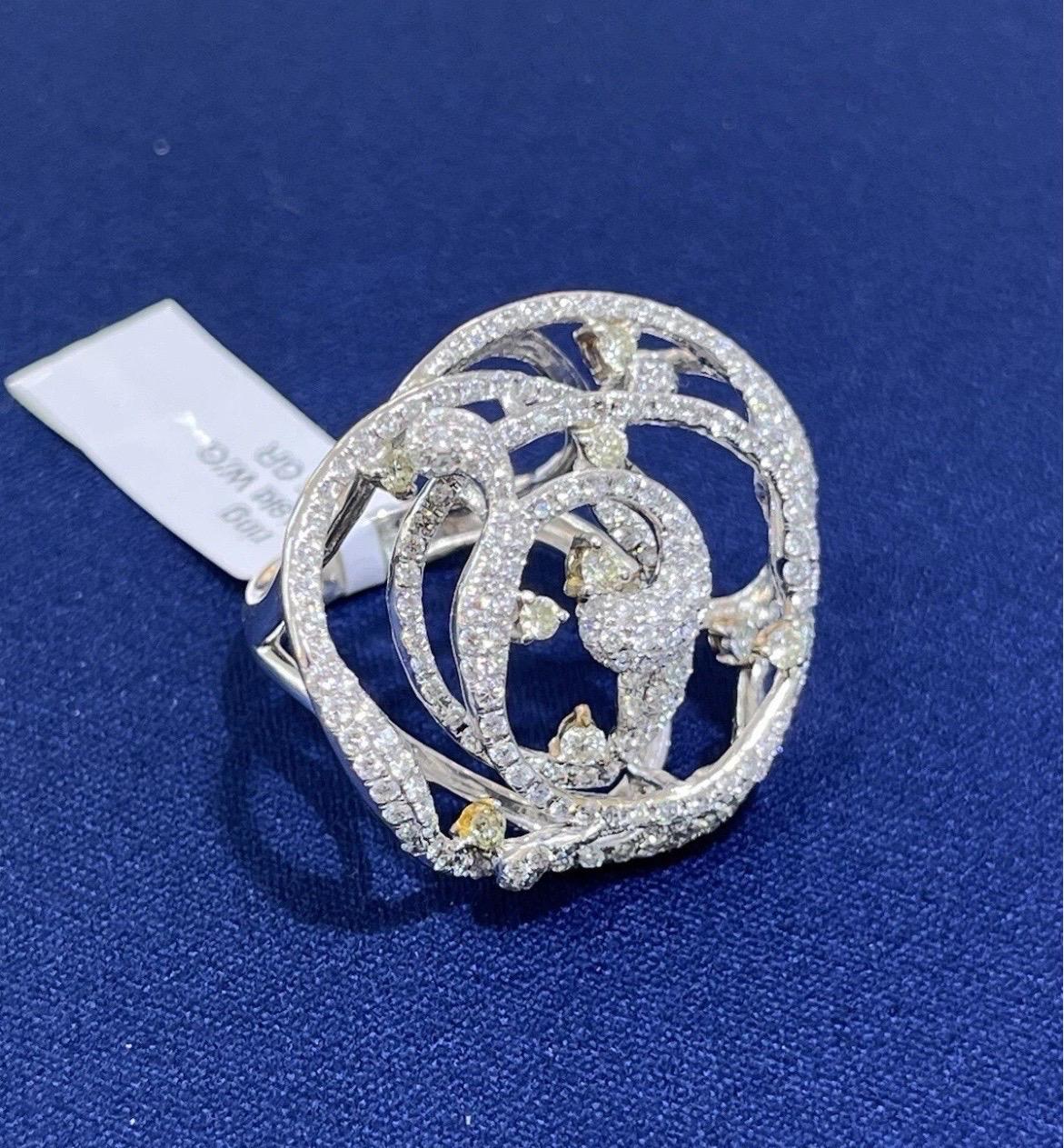 Bague de cocktail en or blanc 18k pour dames avec diamants ronds 3ct et tourbillon floral en vente 5
