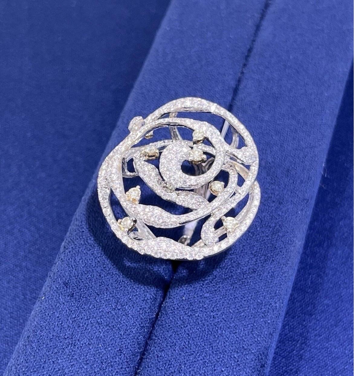 Bague de cocktail en or blanc 18k pour dames avec diamants ronds 3ct et tourbillon floral en vente 7
