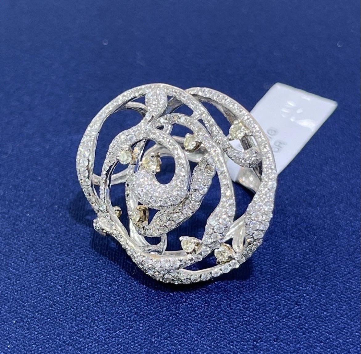 Bague de cocktail en or blanc 18k pour dames avec diamants ronds 3ct et tourbillon floral en vente 8