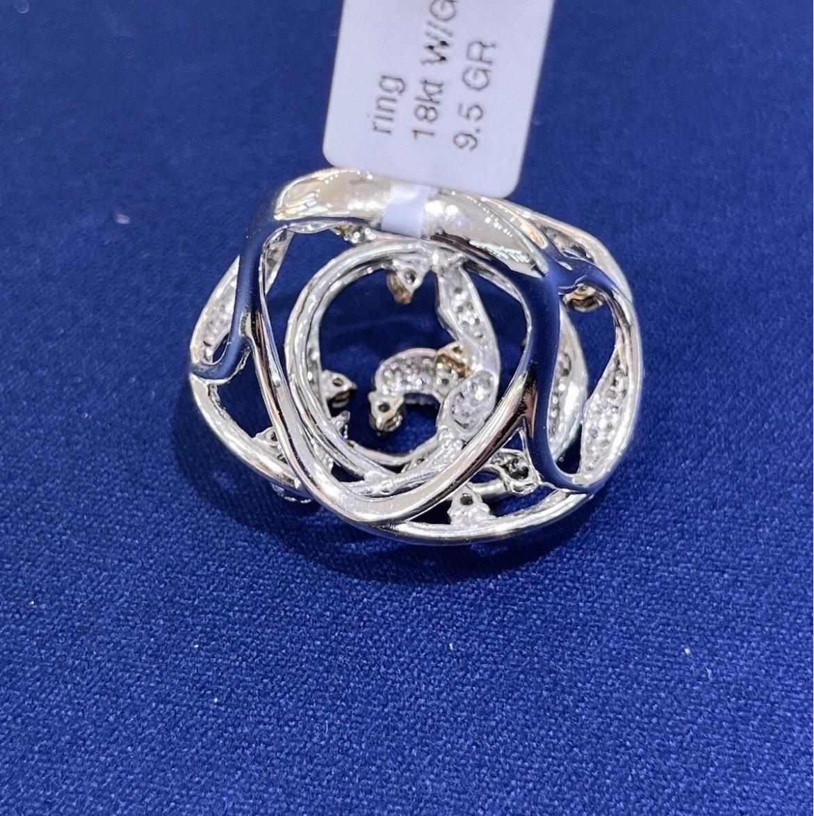 Bague de cocktail en or blanc 18k pour dames avec diamants ronds 3ct et tourbillon floral en vente 9