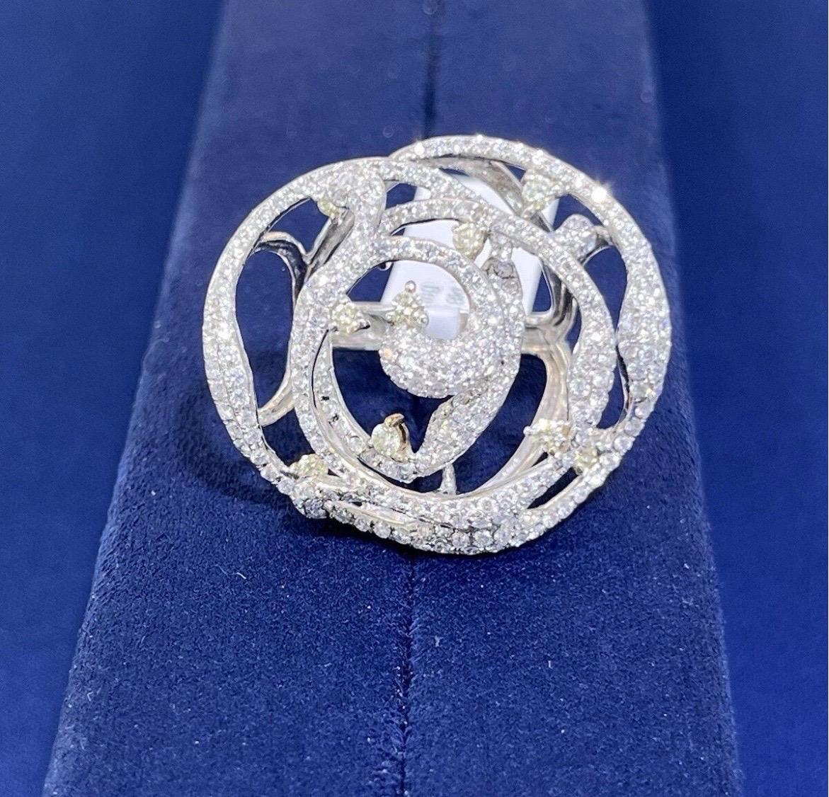 Bague de cocktail en or blanc 18k pour dames avec diamants ronds 3ct et tourbillon floral en vente 10