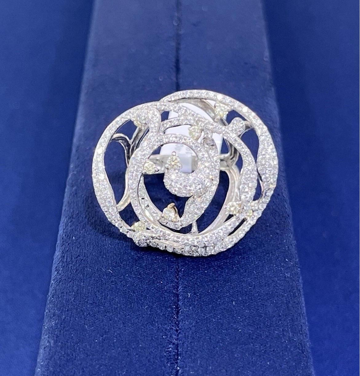 Bague de cocktail en or blanc 18k pour dames avec diamants ronds 3ct et tourbillon floral en vente 11