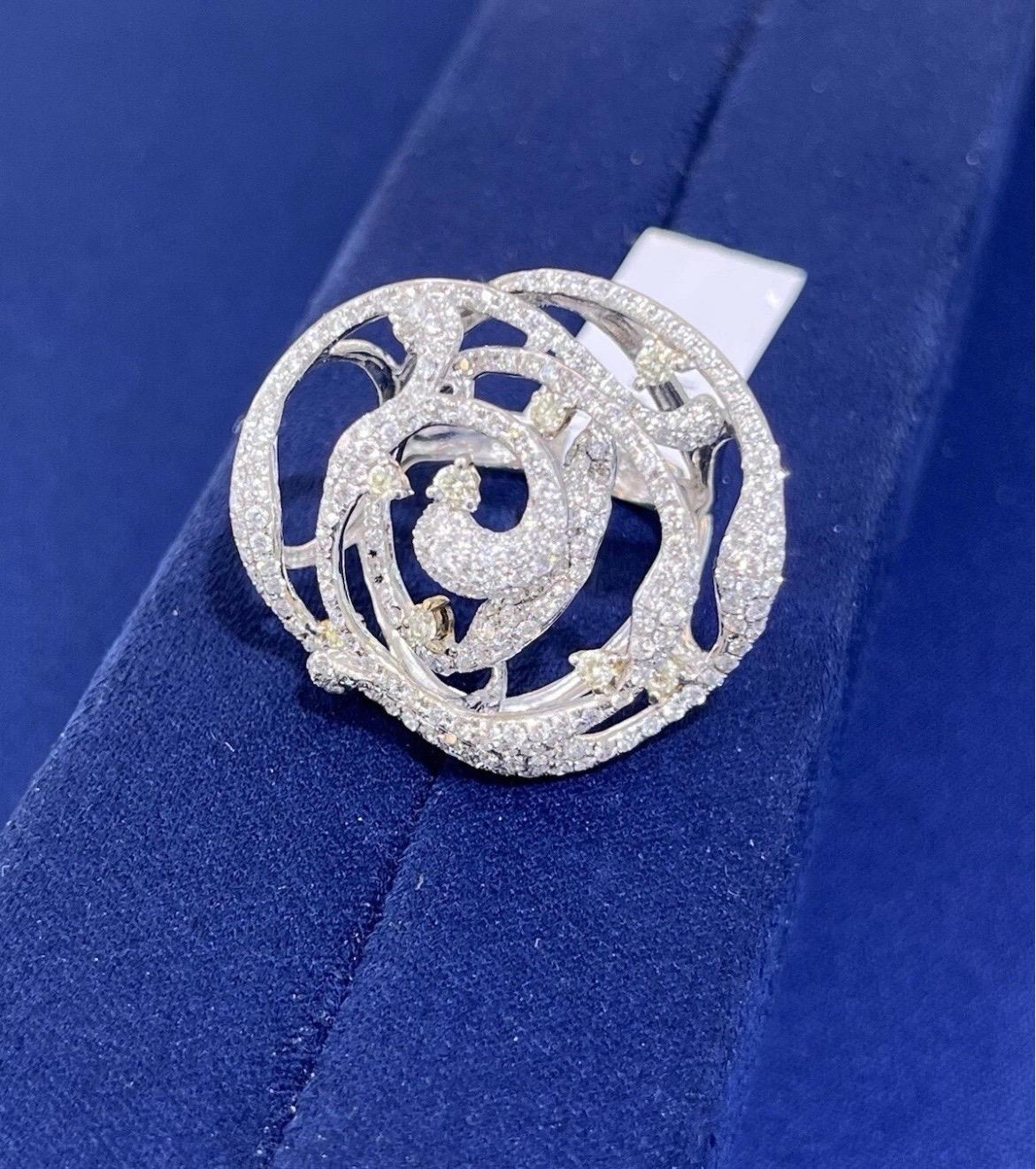 Bague de cocktail en or blanc 18k pour dames avec diamants ronds 3ct et tourbillon floral en vente 12