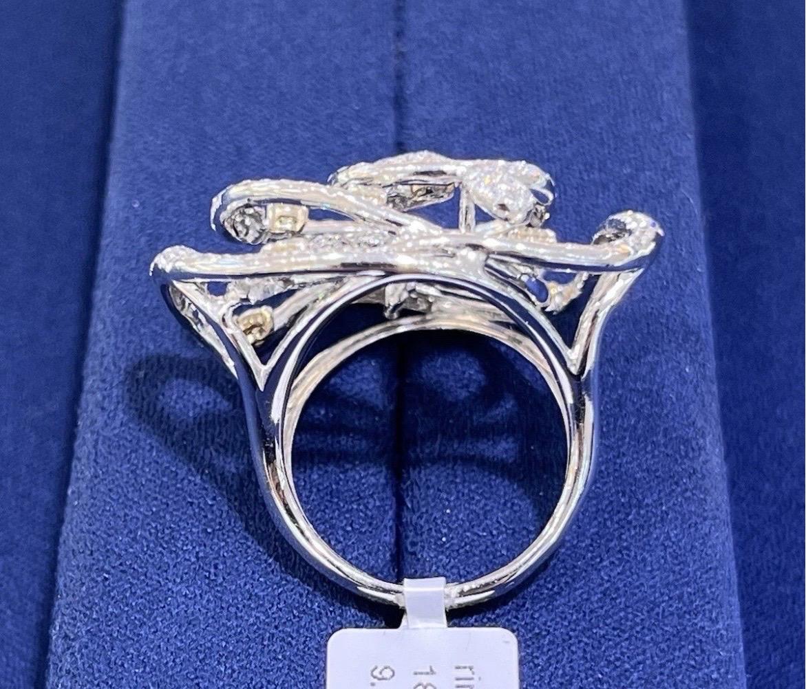 Bague de cocktail en or blanc 18k pour dames avec diamants ronds 3ct et tourbillon floral en vente 13