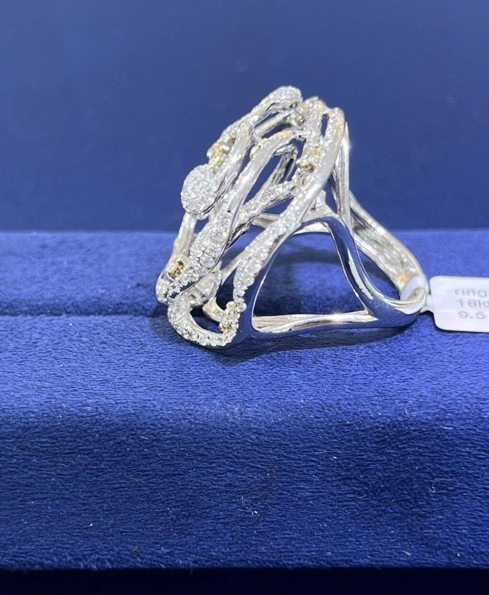 Bague de cocktail en or blanc 18k pour dames avec diamants ronds 3ct et tourbillon floral en vente 14