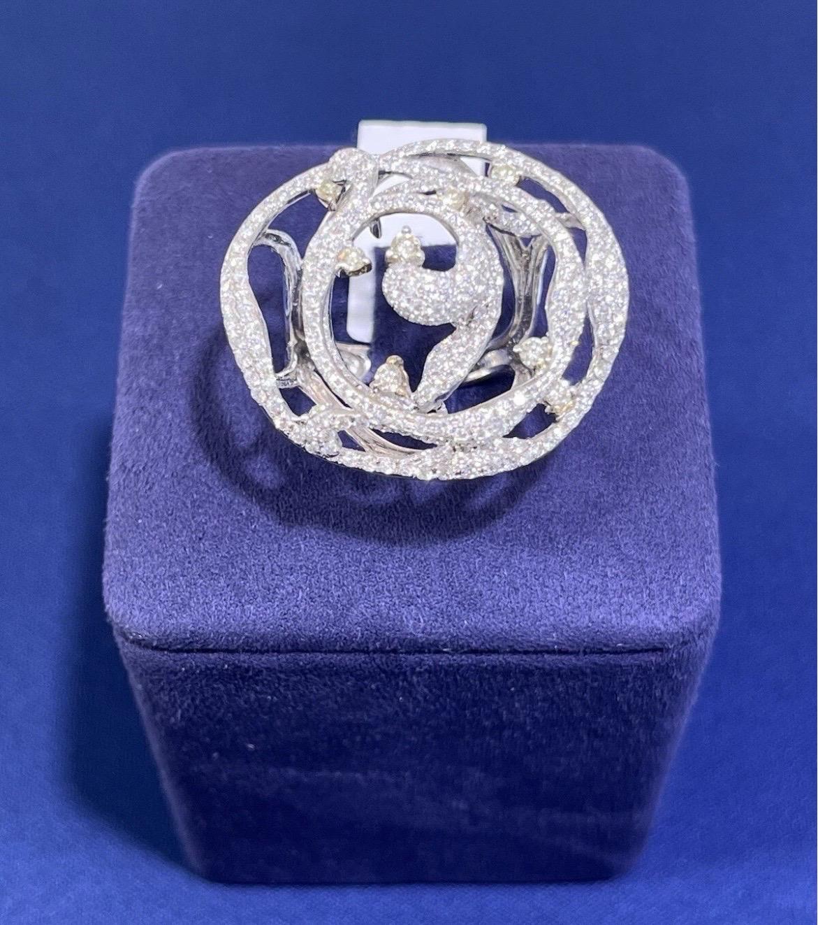 Taille ronde Bague de cocktail en or blanc 18k pour dames avec diamants ronds 3ct et tourbillon floral en vente