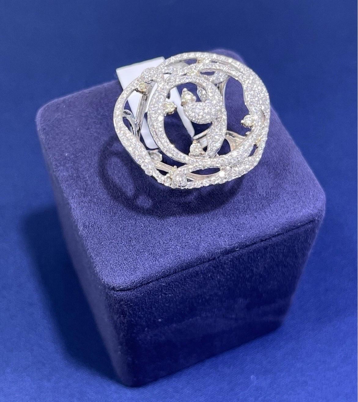 Bague de cocktail en or blanc 18k pour dames avec diamants ronds 3ct et tourbillon floral Bon état - En vente à Boca Raton, FL