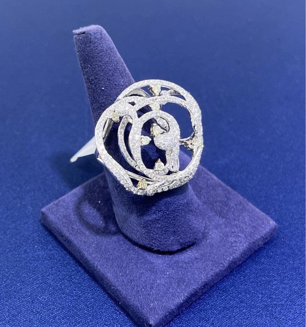 Bague de cocktail en or blanc 18k pour dames avec diamants ronds 3ct et tourbillon floral Pour femmes en vente
