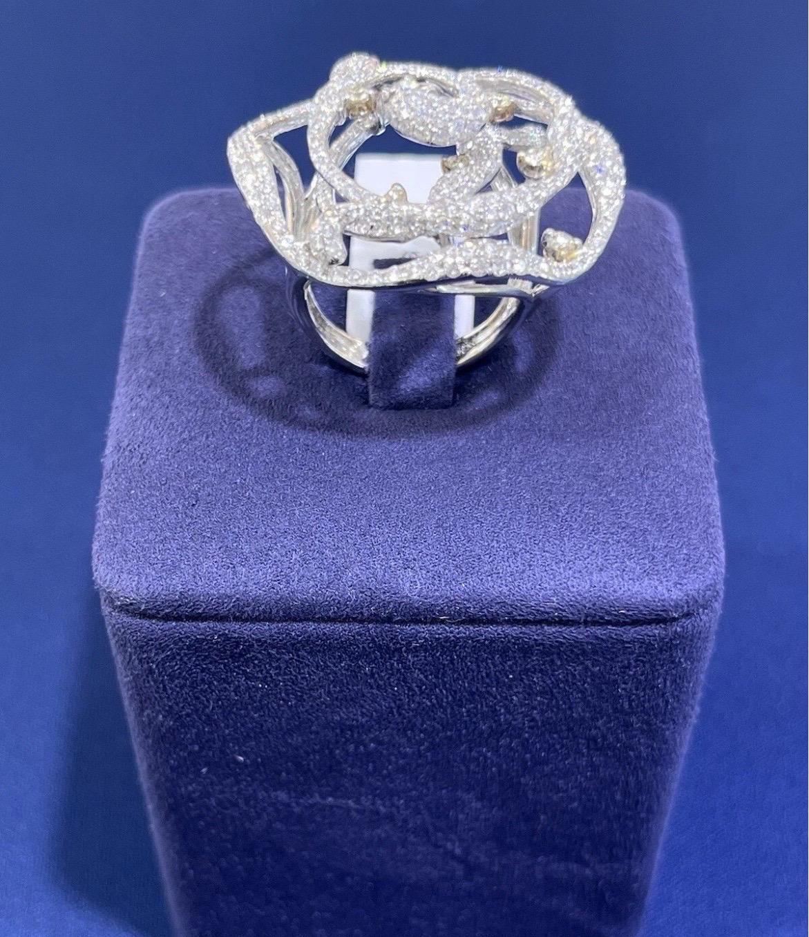Bague de cocktail en or blanc 18k pour dames avec diamants ronds 3ct et tourbillon floral en vente 1