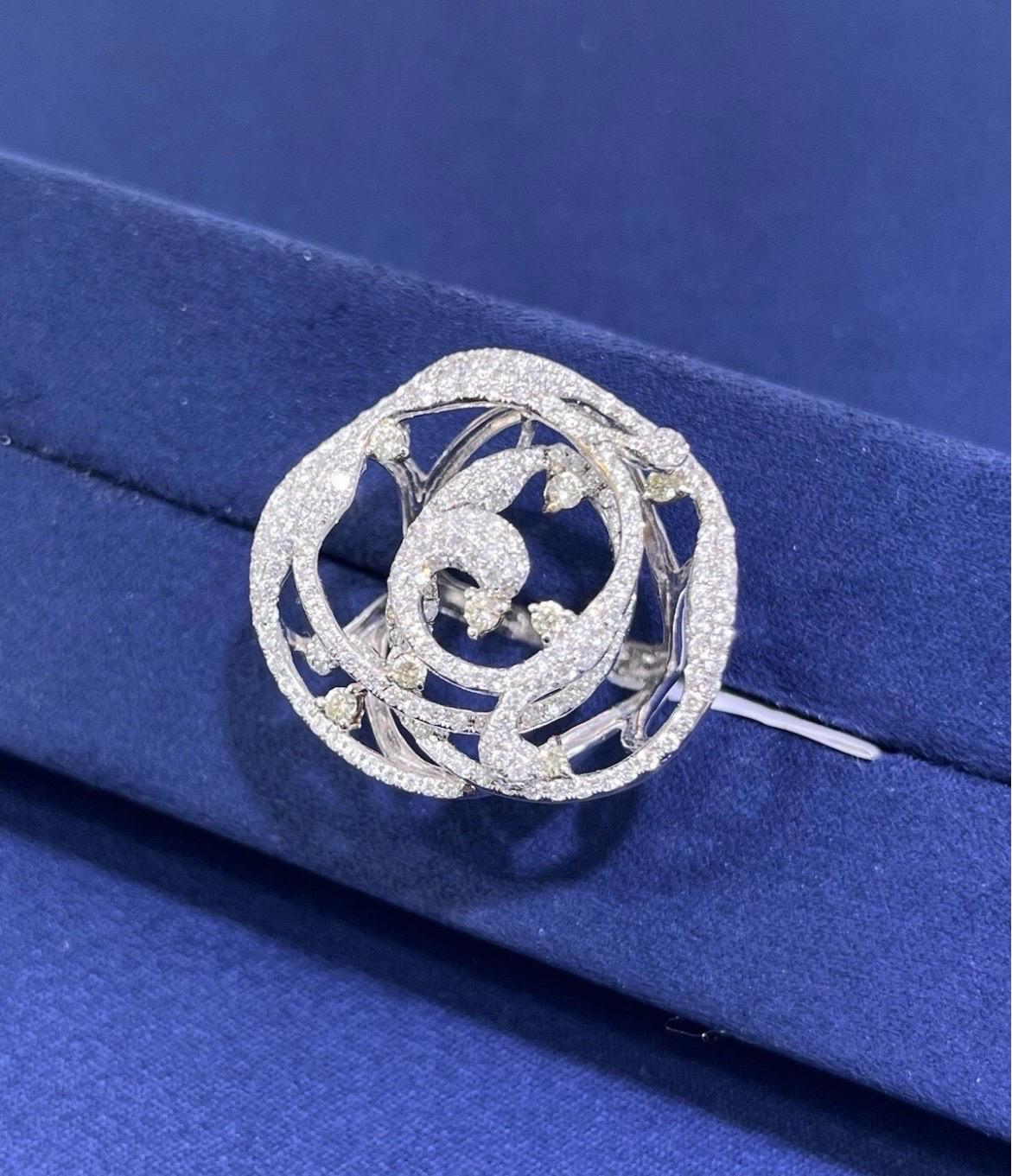Bague de cocktail en or blanc 18k pour dames avec diamants ronds 3ct et tourbillon floral en vente 2