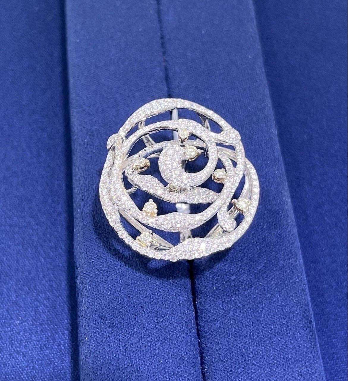 Bague de cocktail en or blanc 18k pour dames avec diamants ronds 3ct et tourbillon floral en vente 4