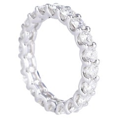 Alianza de oro blanco de 18 quilates con diamantes talla brillante F VVS