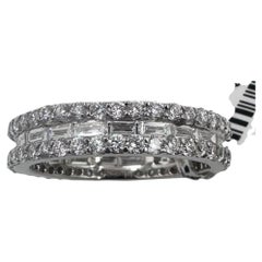 Fascia per l'eternità in oro bianco 18K con diamanti rotondi e taglio baguette. (Taglia 7,50)
