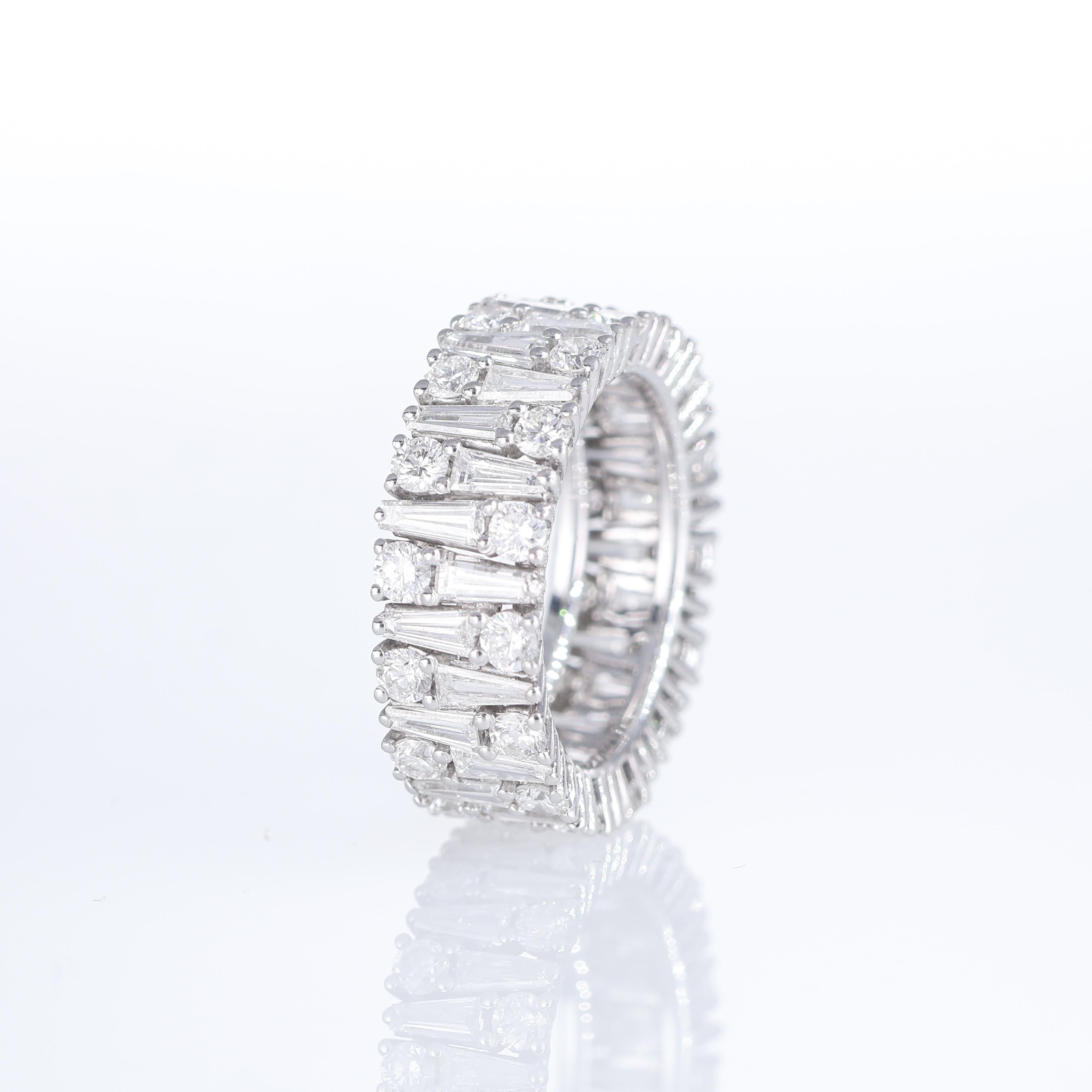 18K White Gold Eternity Ring with Brilliant, Trapezoid, and Round-Cut Diamonds In New Condition For Sale In Bergamo, BG