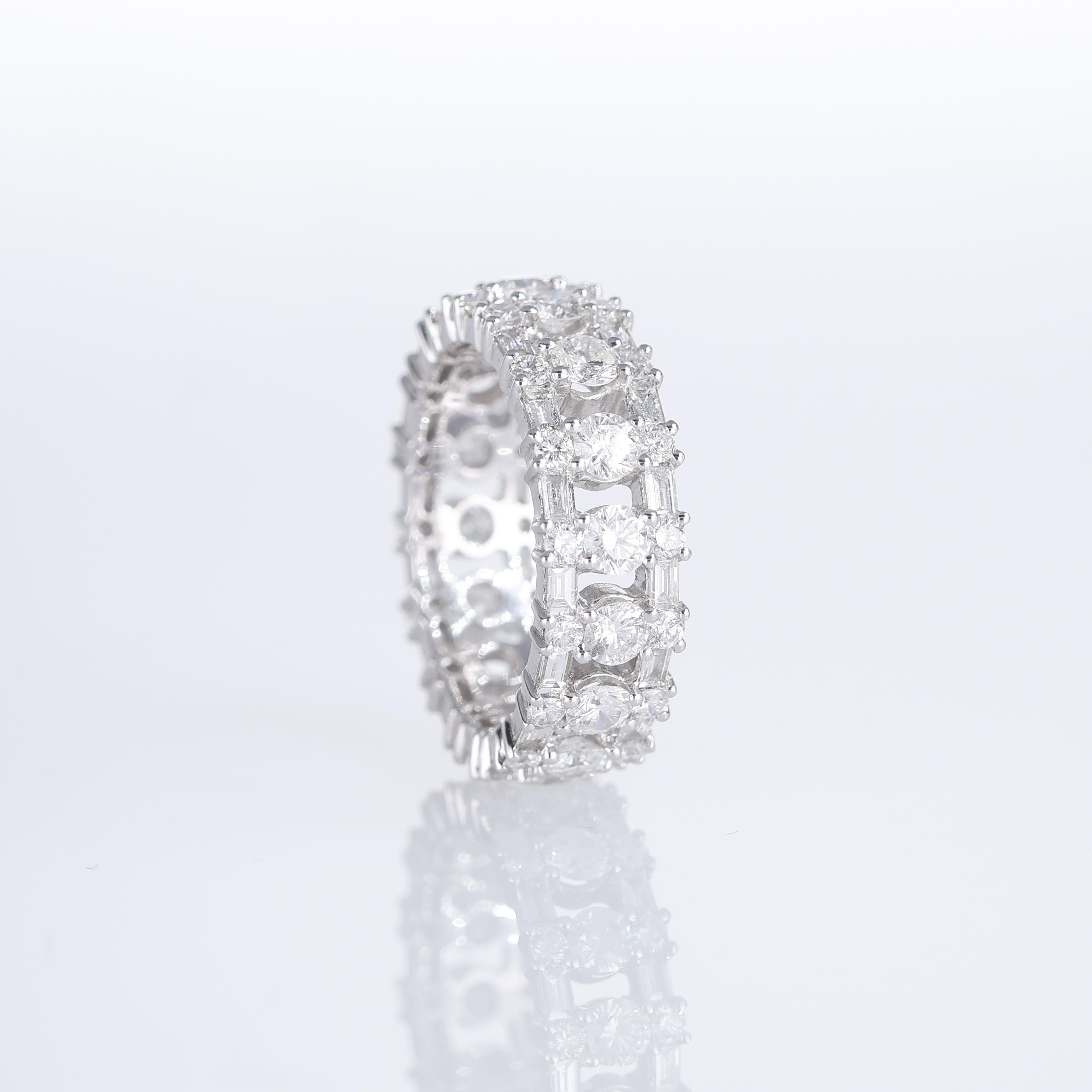 18K White Gold Eternity Ring with Diamonds In New Condition For Sale In Bergamo, BG