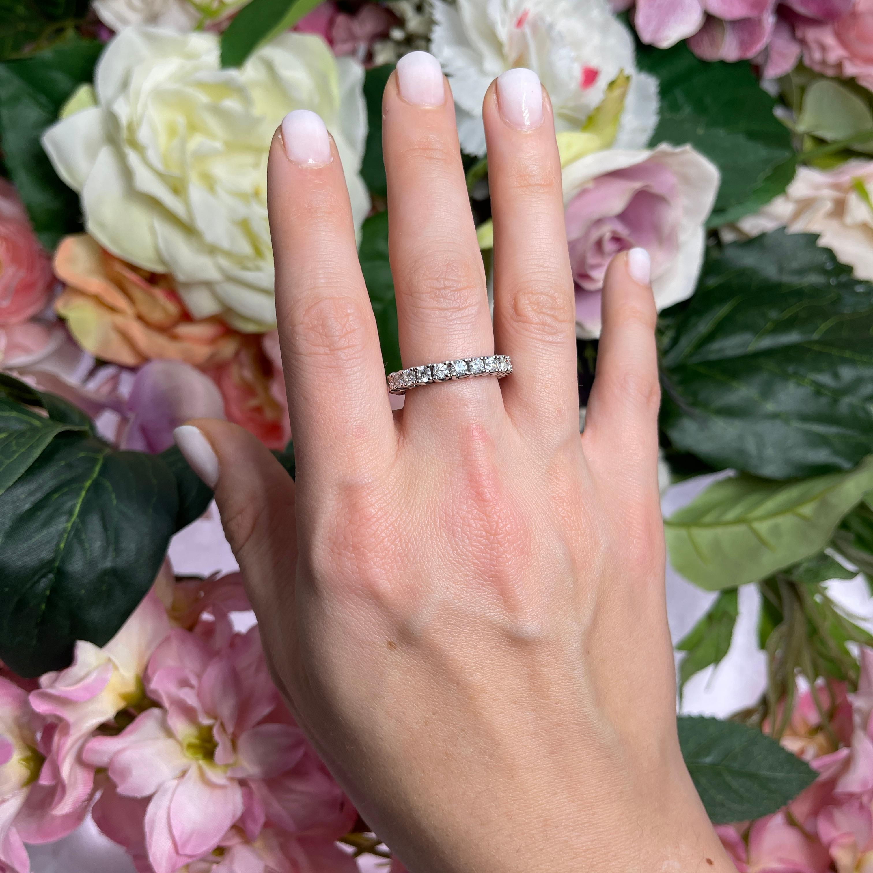18K White Gold Eternity Ring with Natural White Diamonds In New Condition For Sale In Bergamo, BG