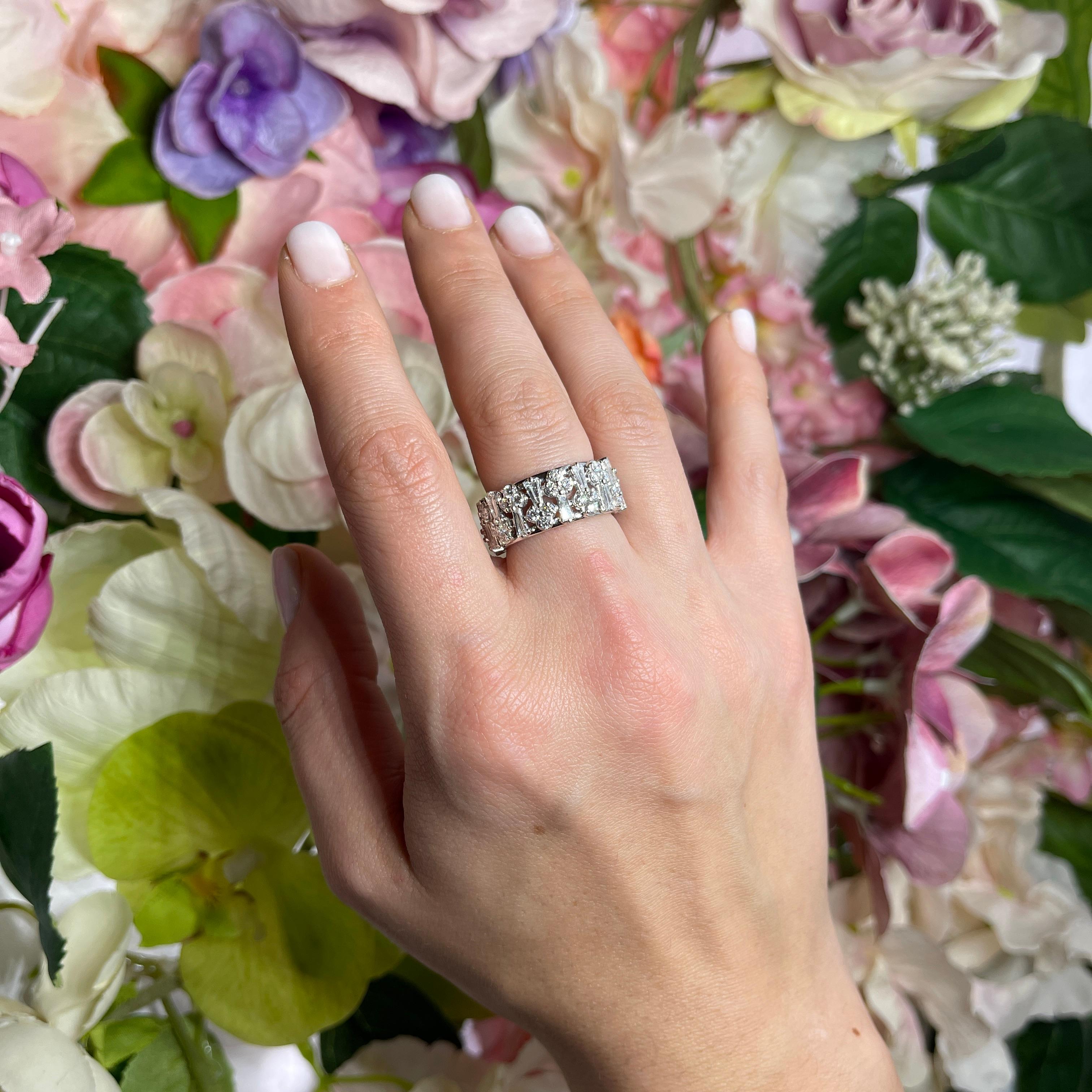 Women's or Men's 18K White Gold Eternity Ring with Trapezoid, Brilliant-Cut White Diamonds For Sale