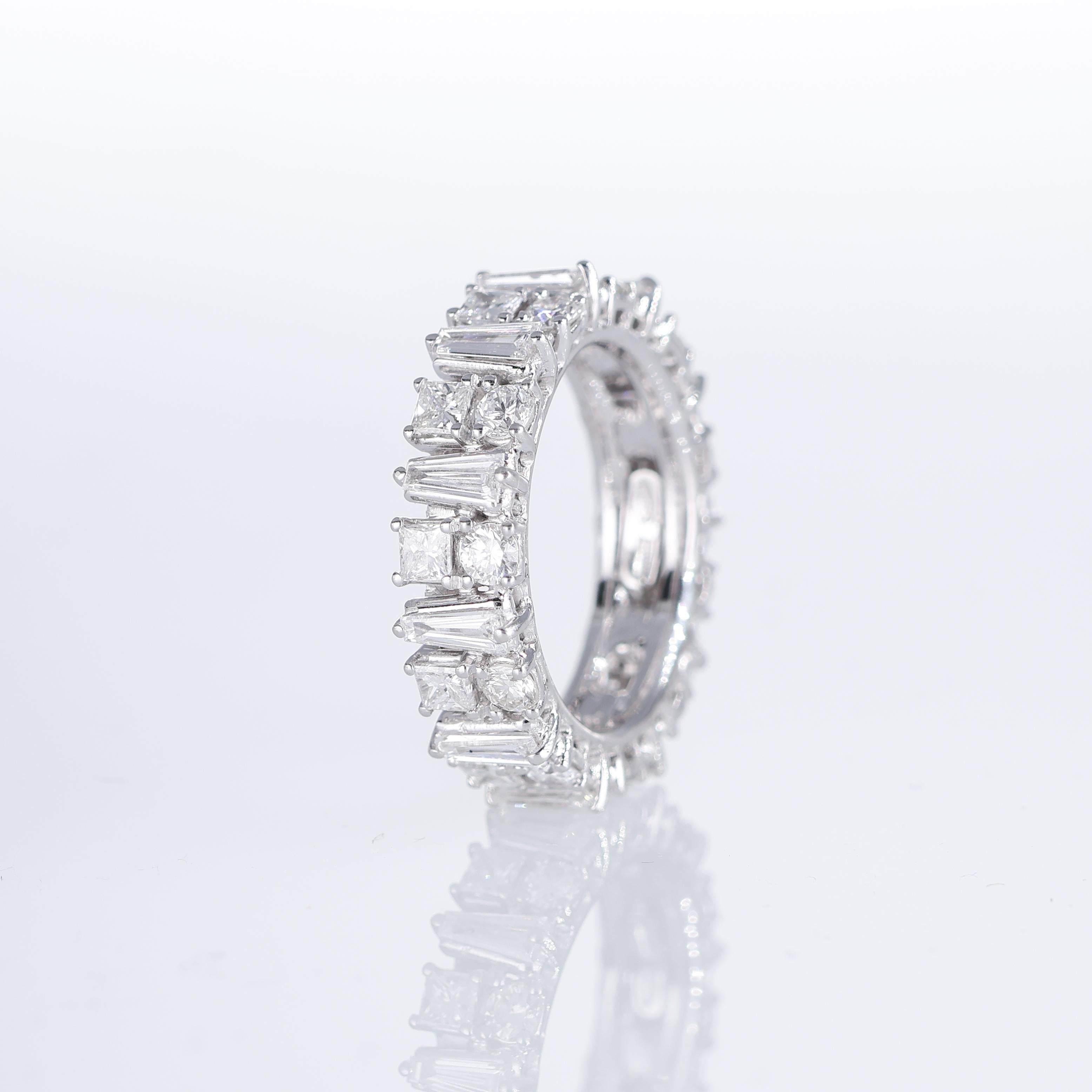 18K White Gold Eternity Ring with Trapezoid, Princess, and Brilliant-Cut Diamond In New Condition For Sale In Bergamo, BG