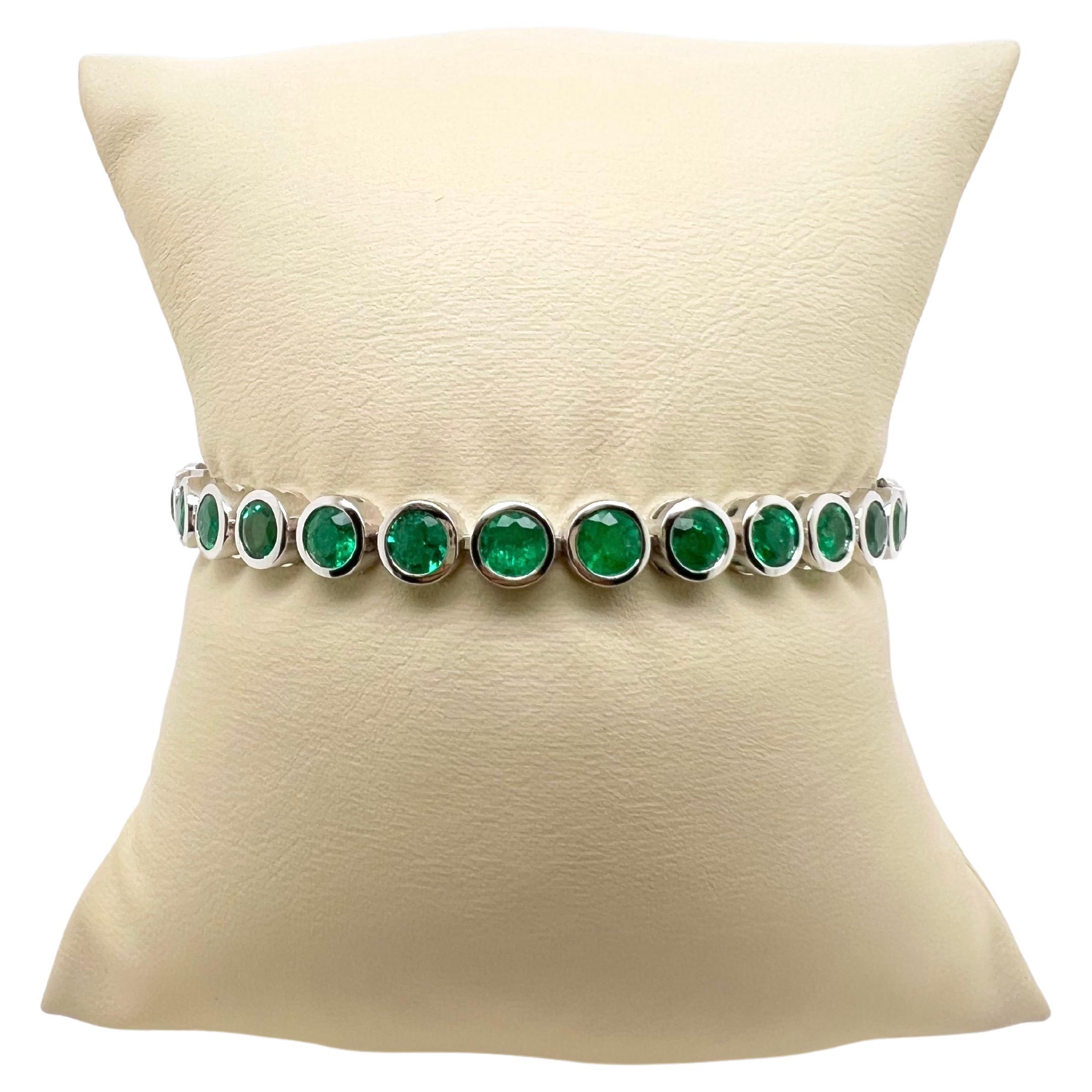 18k White Gold Exquisite Emerald Tennis Bracelet In New Condition In Carrollton, TX