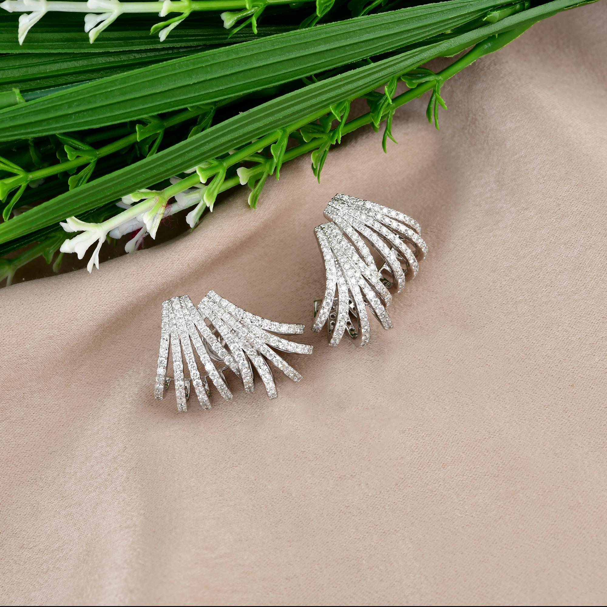 Taille ronde Boucles d'oreilles Huggies en or blanc 18 carats en forme d'éventail et pavées de diamants naturels SI/H en vente