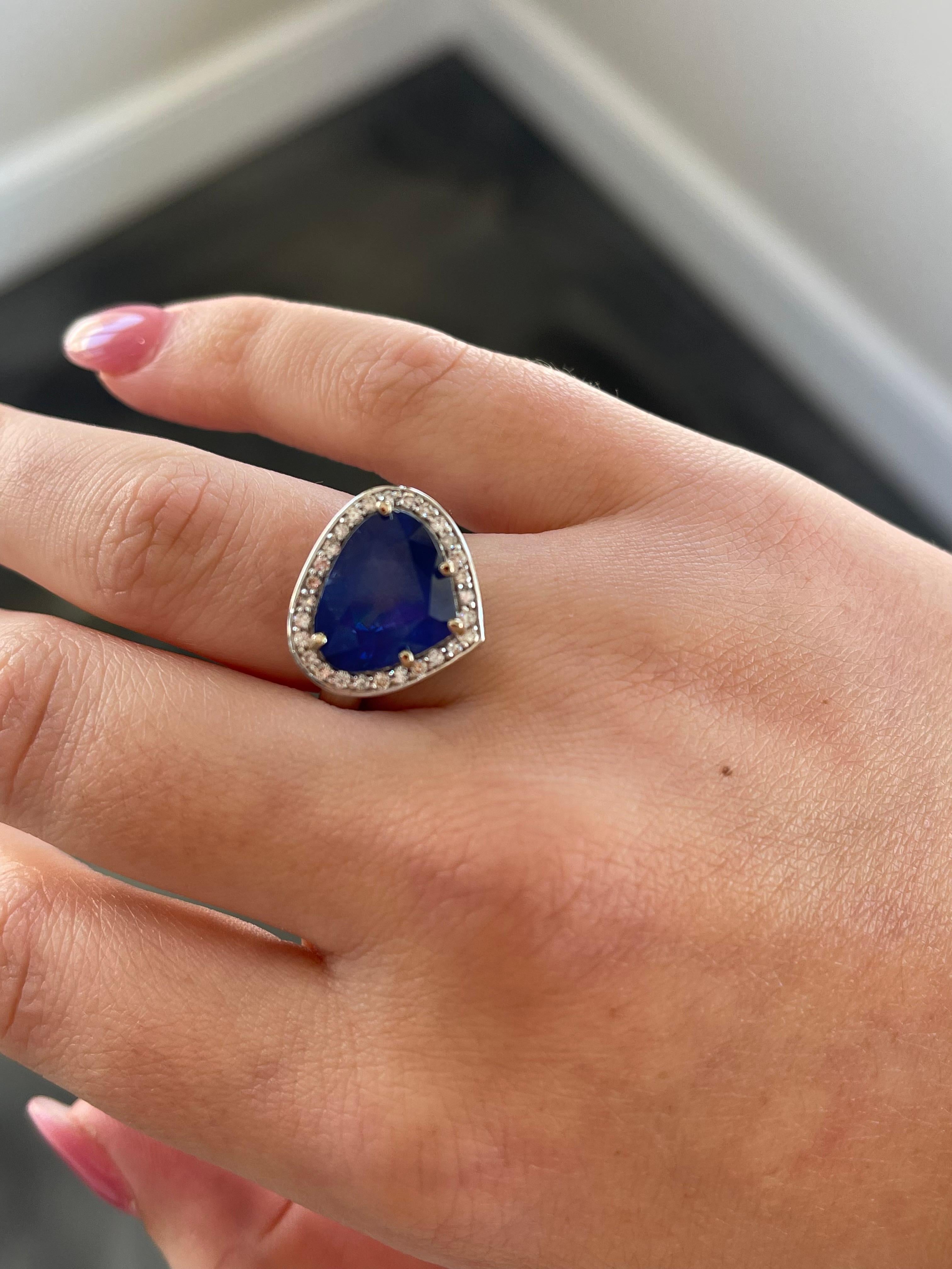 18K White Gold Fancy Blue Sapphire w/ Diamonds 6.76 ctw In Excellent Condition For Sale In Stuart, FL