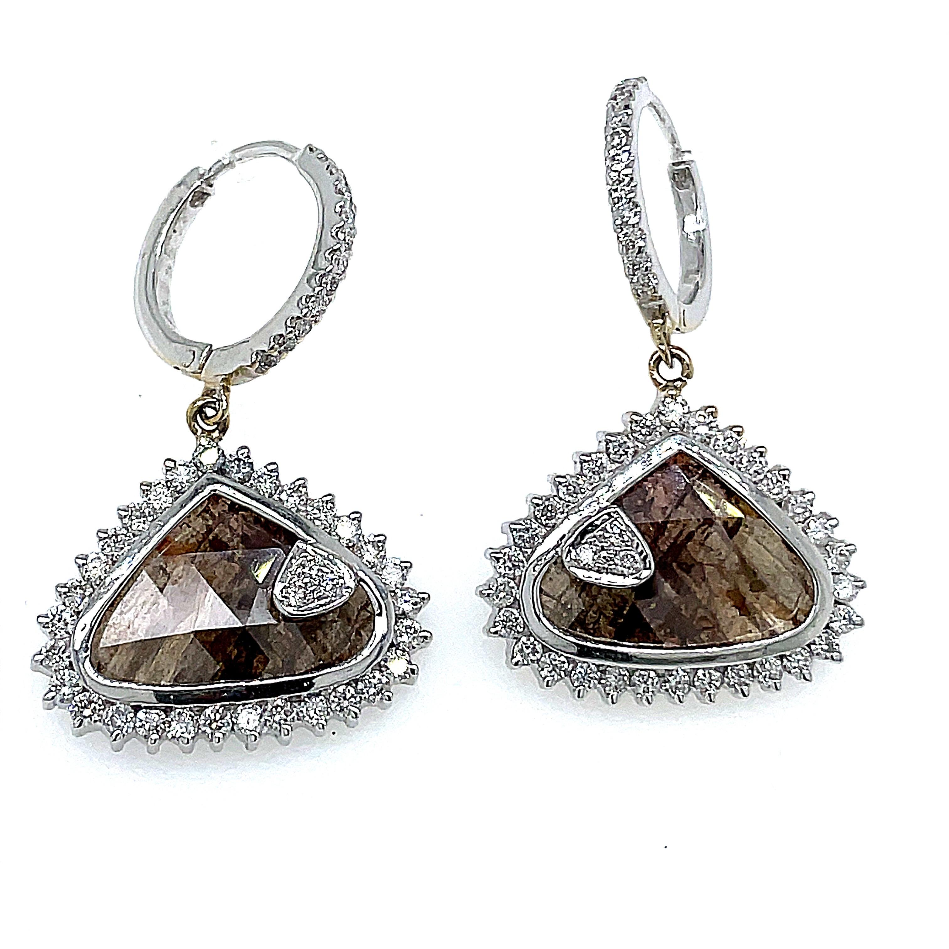 18k Weißgold Fancy Brown Diamant-Ohrringe

Die mit viel Liebe zum Detail gefertigten Ohrringe zeigen ein Paar von  glänzende braune Diamanten von 7,18 Karat mit einem Gewicht von 8,16 Gramm, perfekt eingefasst in eine hochwertige Metallfassung aus