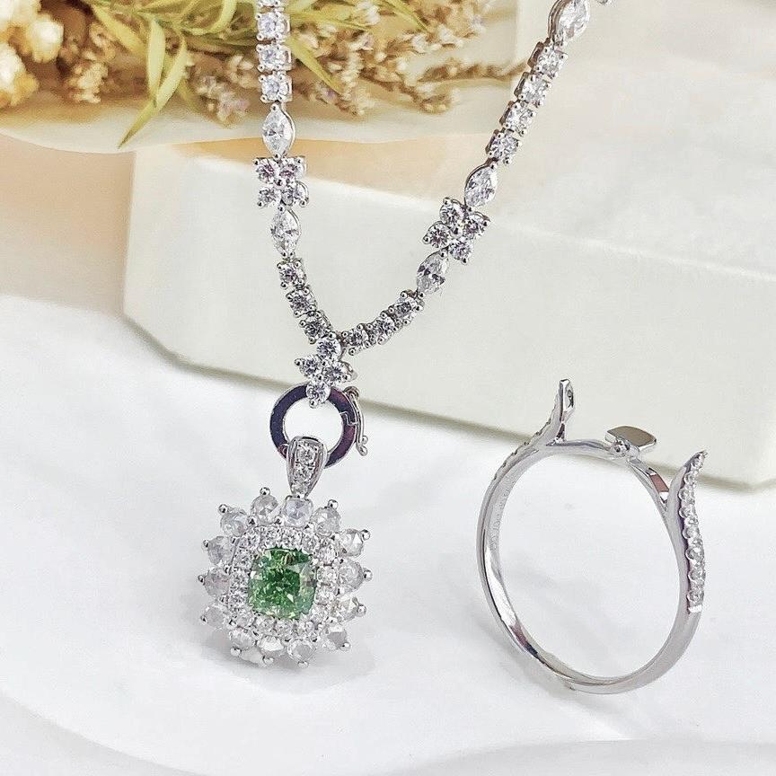 Modern 18K White Gold Fancy Green Diamond & Diamond Cocktail Ring For Sale