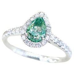 Anillo de Diamantes y Diamante Verde Fantasía de Oro Blanco de 18 K