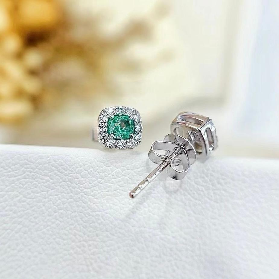 18K White Gold Fancy Green Diamond & Diamond Stud Earrings In New Condition For Sale In Kowloon, HK