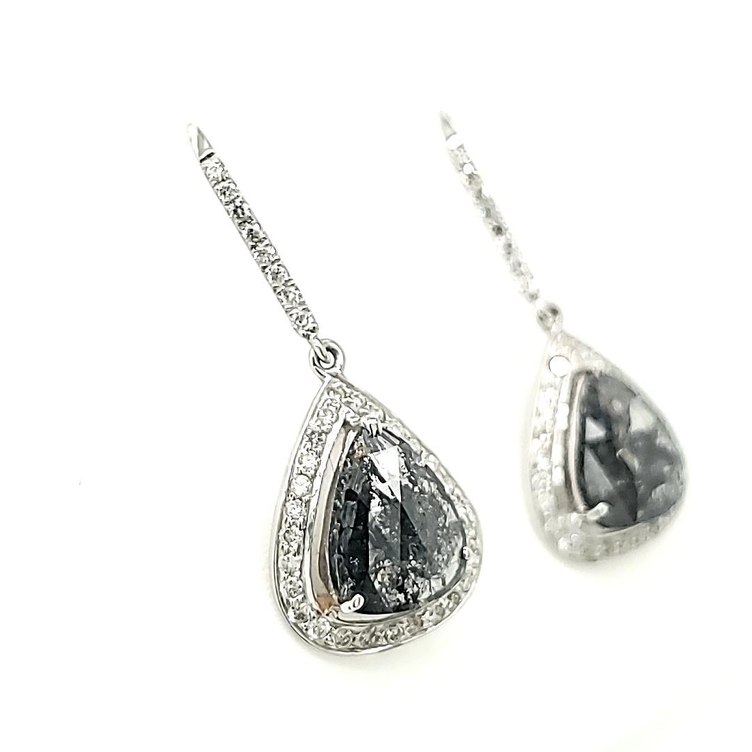 Orecchini con diamante nero a forma di pera in oro bianco 18k In condizioni Nuovo in vendita a Hong Kong, HK