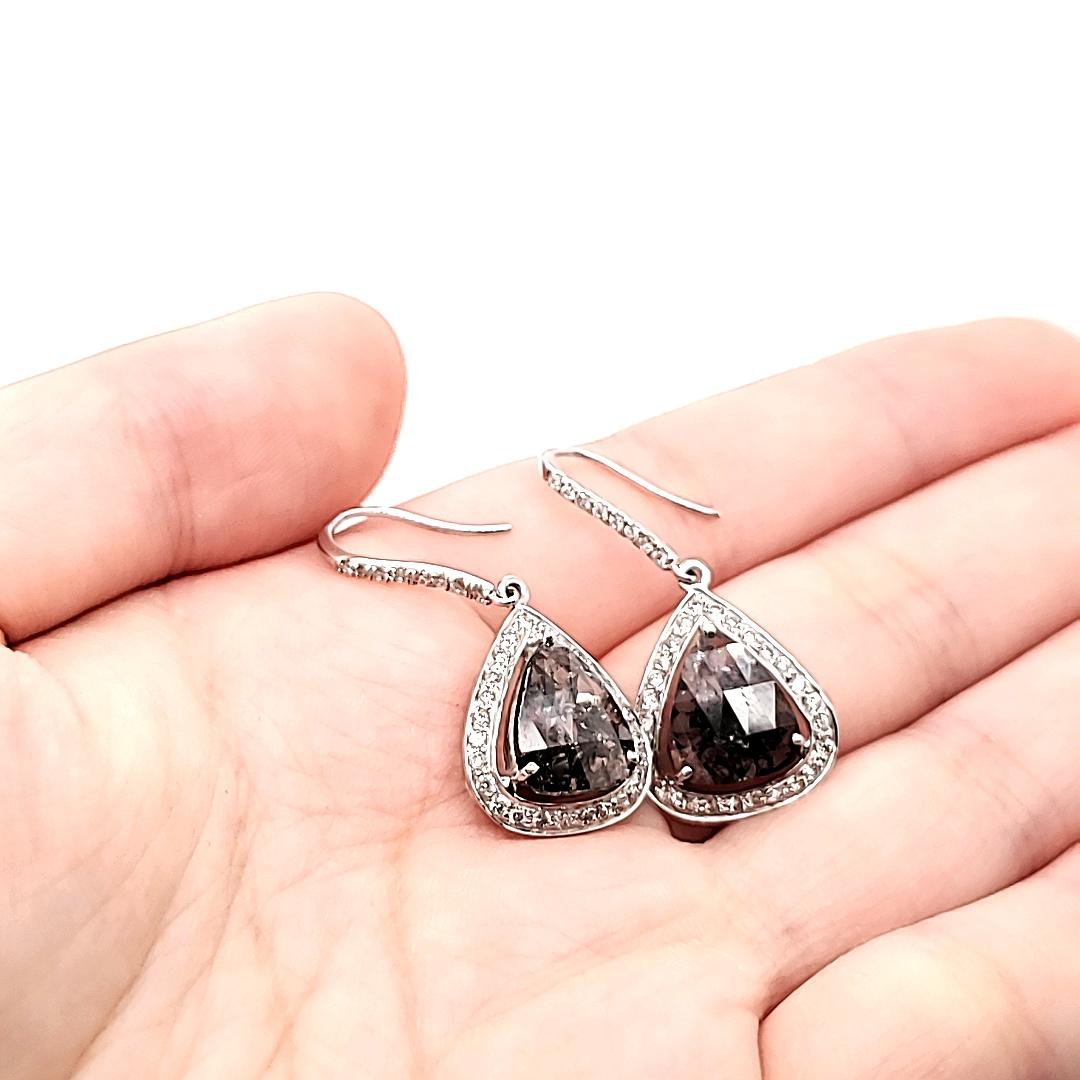 Donna Orecchini con diamante nero a forma di pera in oro bianco 18k in vendita