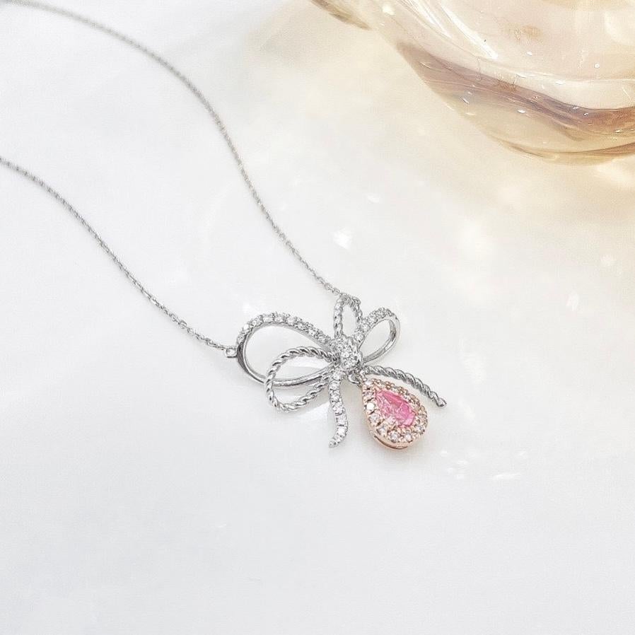 18K White Gold Fancy Pink Diamond Bow Design Pendant Necklace with Diamonds In New Condition For Sale In Kowloon, HK