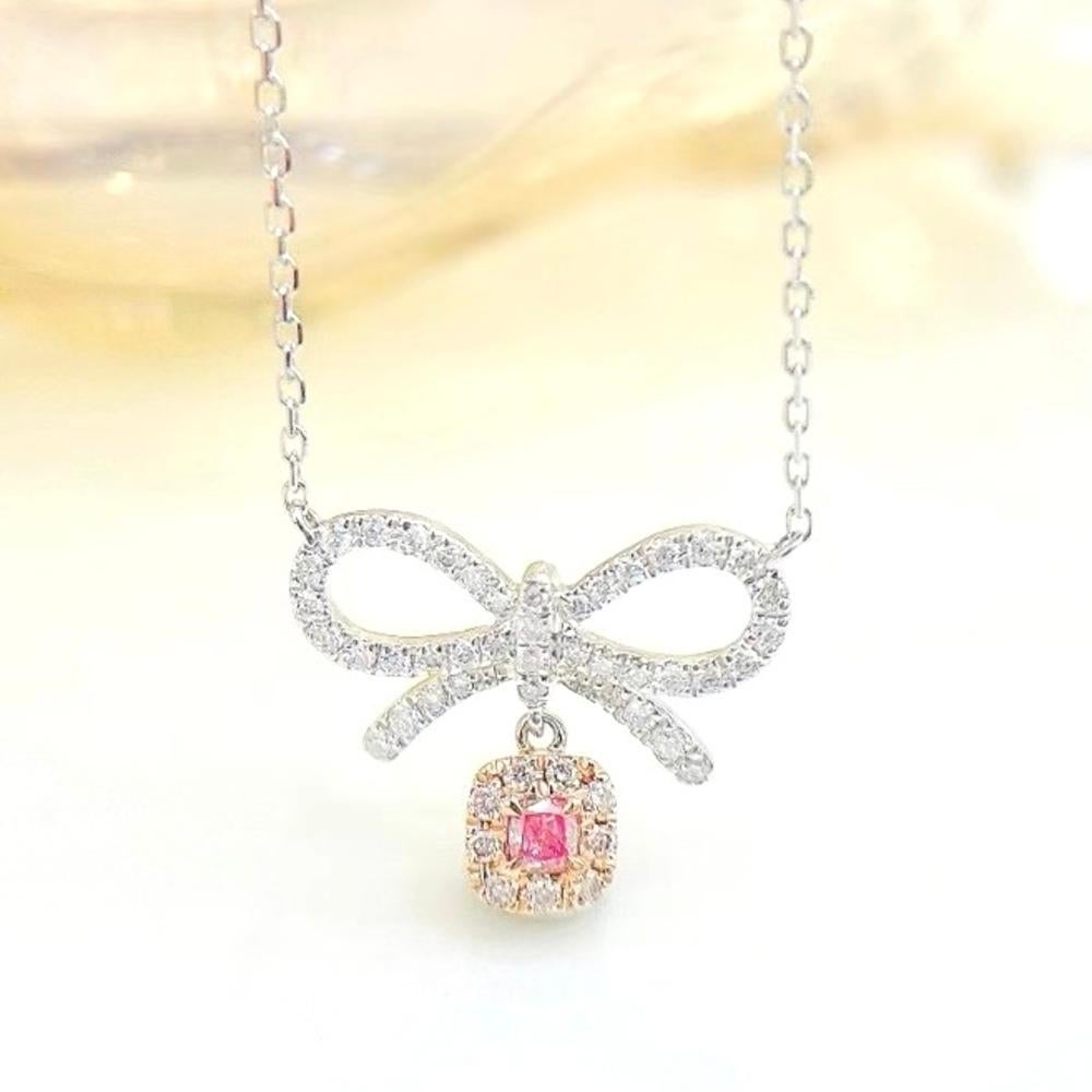 18K White Gold Fancy Pink Diamond & Diamond Pendant Necklace

1 Fancy Pink Diamond - 0.06 CT
Diamonds - 0.21 CT
Total Weight - 2.05 GM