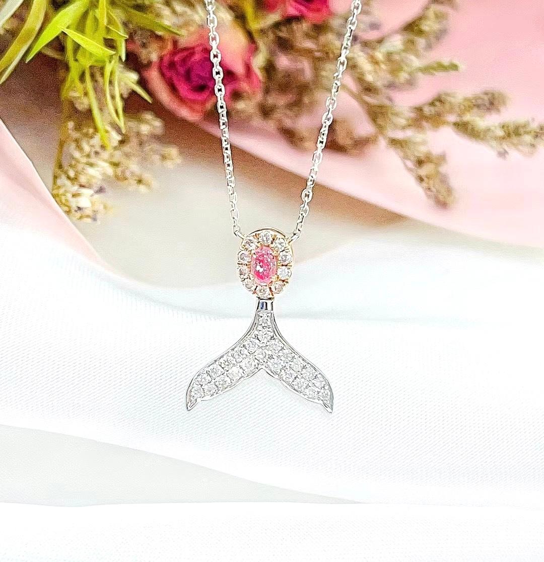 18K White Gold Fancy Pink Diamond & Diamond Pendant Necklace

1 Fancy Pink Diamond - 0.09 CT
Diamonds - 0.20 CT
 Total Weight - 2.09 GM
